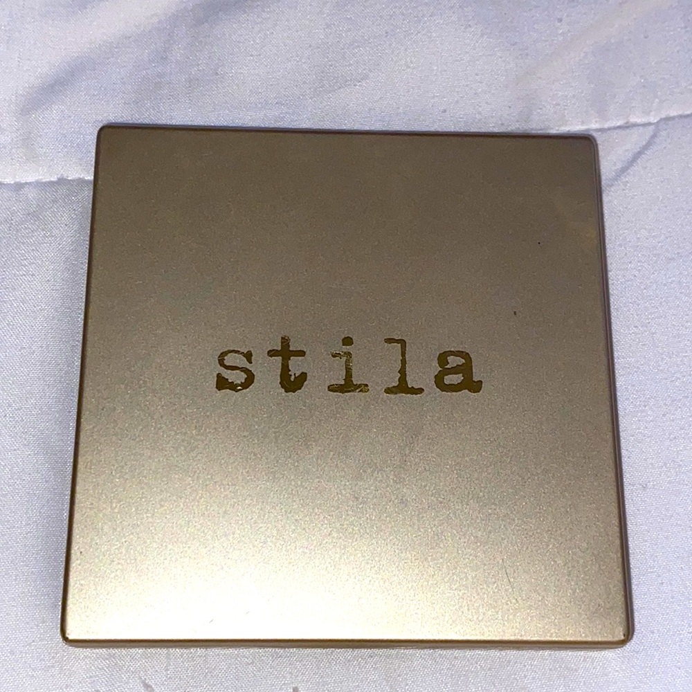 Stila contouring bronzer for face and body in Dark.